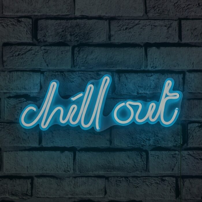 Neonový LED nápis Chill Out - modrá světelná dekorace na zeď, 39 x 14 cm